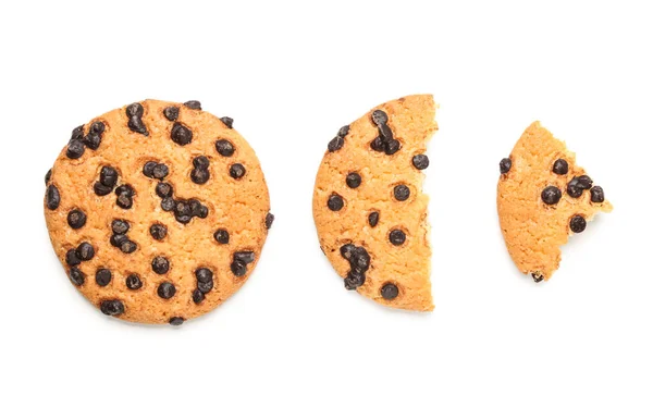 Ganze Und Gebrochene Kekse Mit Schokoladenstücken Auf Weißem Hintergrund — Stockfoto