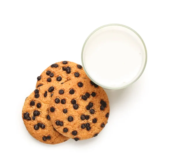 Смачне Печиво Шоколадними Чіпсами Склянкою Молока Білому Тлі — стокове фото