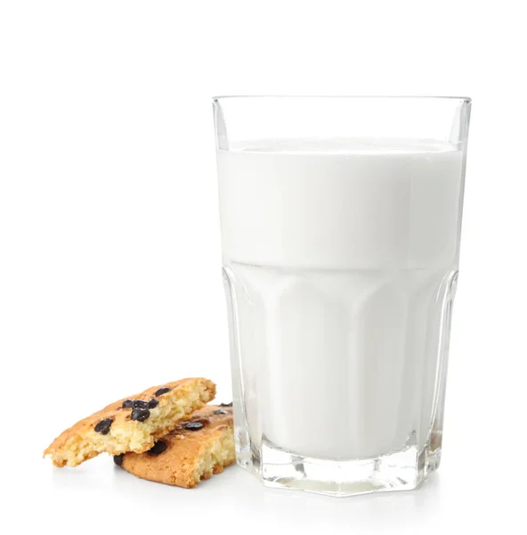 Glas Melk Lekker Gebroken Koekje Met Chocoladechips Witte Achtergrond — Stockfoto