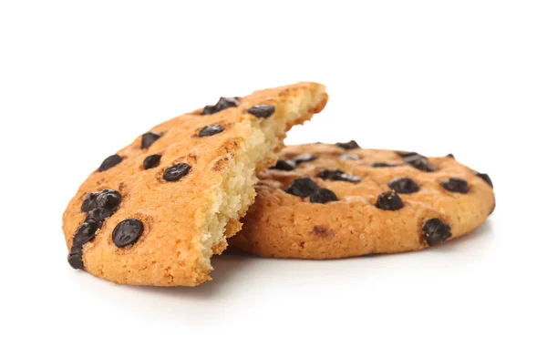 Biscoitos Quebrados Saborosos Com Chips Chocolate Isolados Fundo Branco — Fotografia de Stock