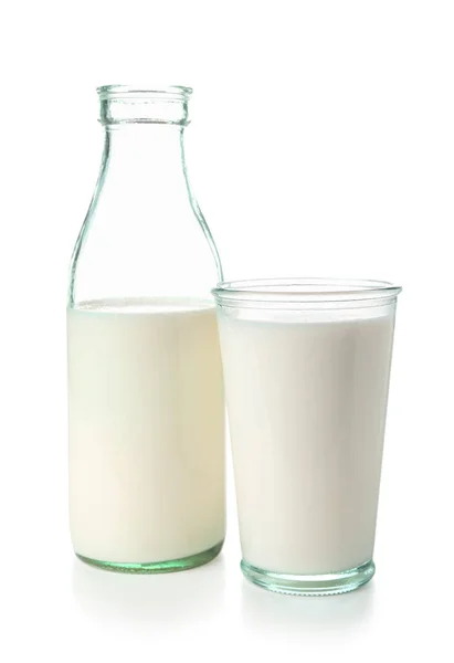 瓶酒和一杯牛奶在白色背景上 — 图库照片