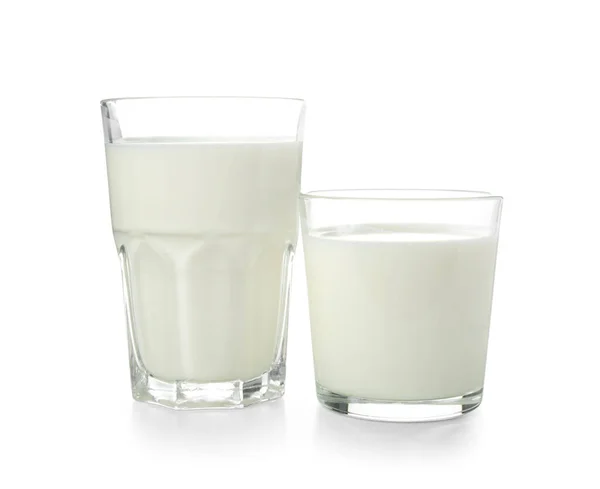 Beyaz Arka Planda Izole Edilmiş Taze Süt Bardakları — Stok fotoğraf