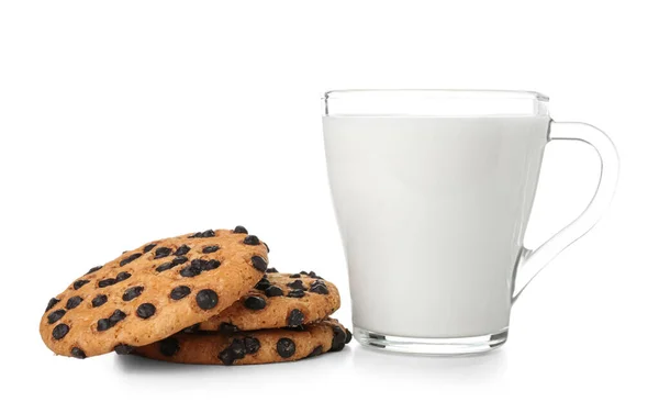 Tasse Milch Und Leckere Kekse Mit Schokoladenchips Isoliert Auf Weißem — Stockfoto