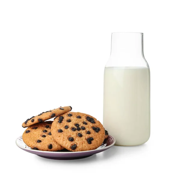Leckere Kekse Mit Schokoladenchips Und Einer Flasche Milch Auf Weißem — Stockfoto