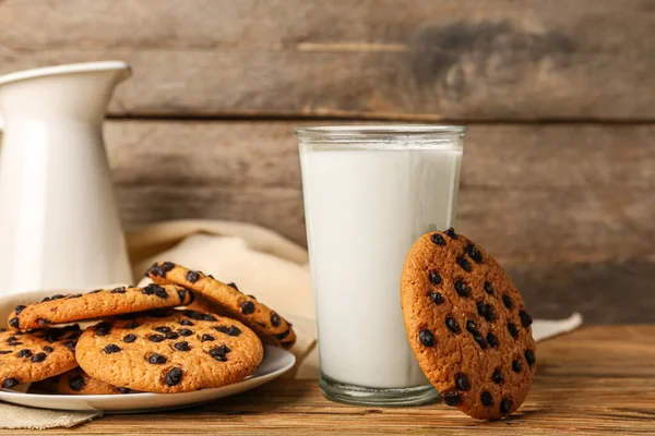 Tasty Cookies Chocolate Chips Glass Milk Wooden Background — Stock Photo, Image