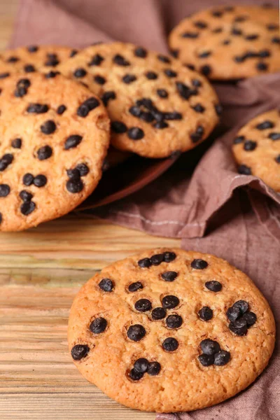 Leckere Kekse Mit Schokoladenstücken Auf Holzgrund — Stockfoto