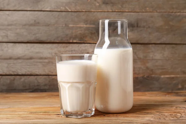 Flasche Und Glas Frische Milch Auf Holzgrund — Stockfoto