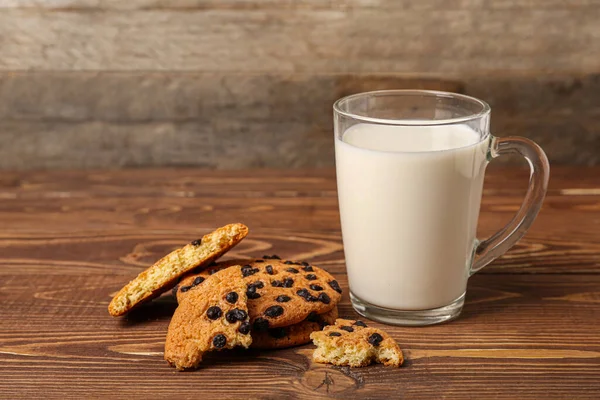 Tasse Milch Und Leckere Kekse Mit Schokoladenstücken Auf Holzgrund — Stockfoto