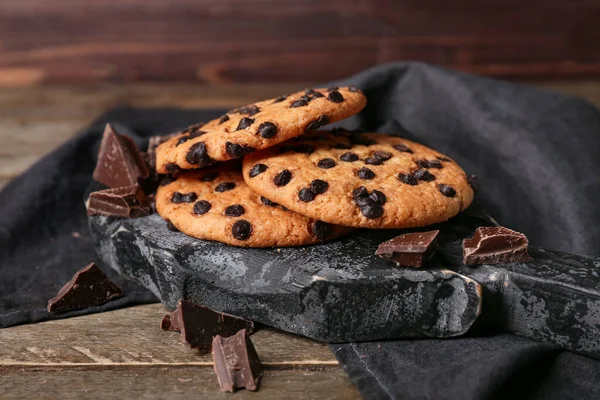 配上木制背景巧克力片的美味饼干 — 图库照片