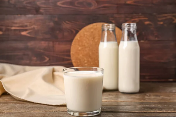 Glas Frische Milch Auf Hölzernem Hintergrund — Stockfoto