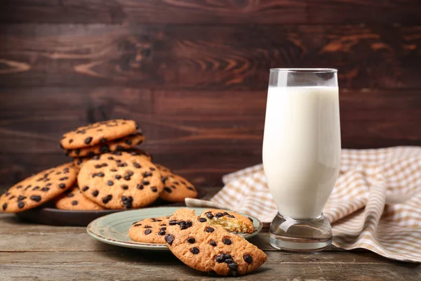 Glass Milk Tasty Cookies Chocolate Chips Wooden Background — Stock Photo, Image