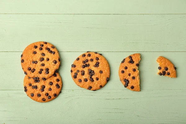 Biscuits Savoureux Avec Des Pépites Chocolat Sur Fond Bois Vert — Photo