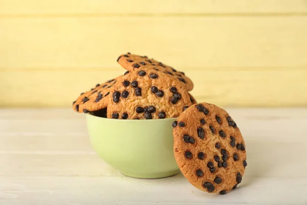 Миска Смачного Печива Шоколадними Чіпсами Столі — стокове фото