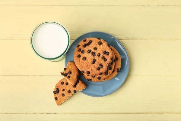 Tasty Cookies Chocolate Chips Glass Milk Yellow Wooden Background — Stock Photo, Image