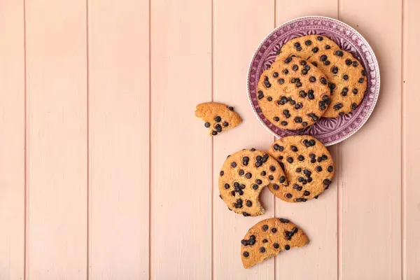 stock image Plate of tasty cookies with chocolate chips on wooden background