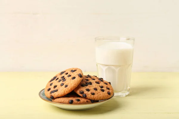 Leckere Kekse Mit Schokoladenchips Und Einem Glas Milch Auf Dem — Stockfoto