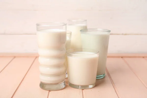 Окуляри Свіжого Молока Столі — стокове фото
