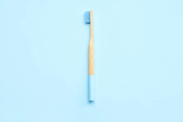 Bambusowa Szczoteczka Zębów Niebieskim Tle — Zdjęcie stockowe