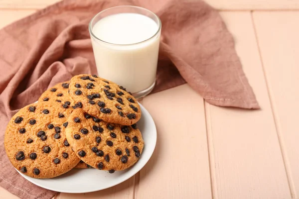 Glass Fresh Milk Tasty Cookies Chocolate Chips Table — Stock Photo, Image