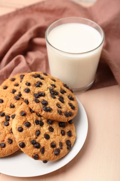 Glass Fresh Milk Tasty Cookies Chocolate Chips Table Closeup — Stock Photo, Image