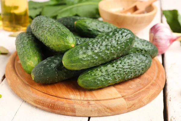 Houten Bord Met Verse Komkommers Voor Conservering Tafel — Stockfoto