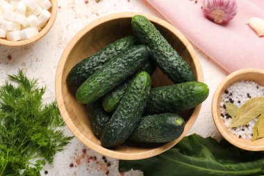 Hafif arka planda korunması için taze salatalıklı bir kase.