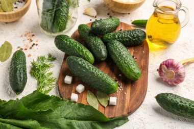 Hafif arka planda korunması için taze salatalıklı ahşap tahta.