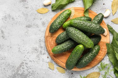 Hafif arka planda korunması için taze salatalıklı ahşap tahta.