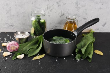 Taze salatalıklı tencere ve masayı korumak için malzemeler.