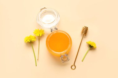 Bej arkaplanda karahindiba balı kavanoz