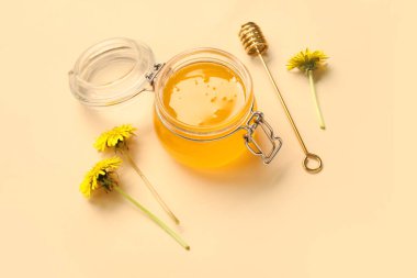 Bej arkaplanda karahindiba balı kavanoz