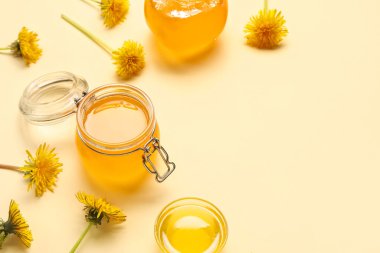 Kavanozlar ve bej arka planda karahindiba balı kase.