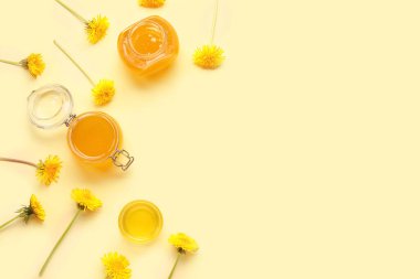 Kavanozlar ve bej arka planda karahindiba balı kase.