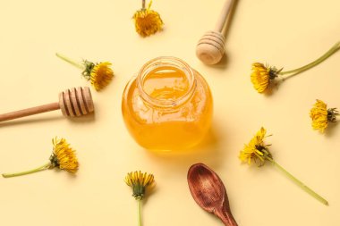 Bej arkaplanda karahindiba balı kavanoz