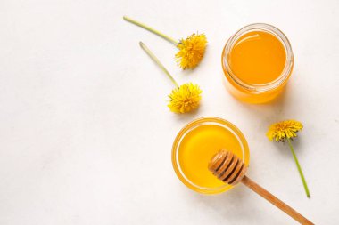 Kavanoz ve kase beyaz arka planda karahindiba balı