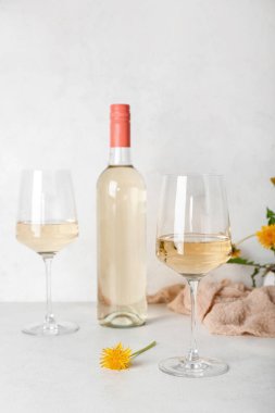 Beyaz masada bir şişe karahindiba şarabı.