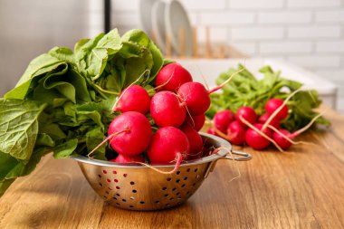 Mutfaktaki masada taze turplu Colander.