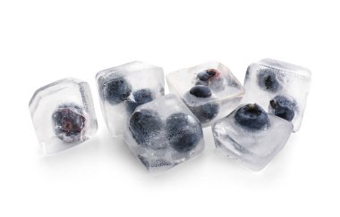 Beyaz zemin üzerinde buz küpleri içinde taze yaban mersini.