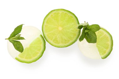 Buz içinde donmuş taze limon dilimleri ve beyaz zemin üzerinde nane.