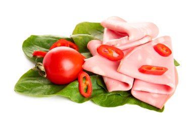 Beyaz arka planda ıspanaklı ve biberli lezzetli haşlanmış sosis dilimleri.