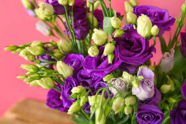 Kırmızı arkaplanda Eustoma çiçekleri