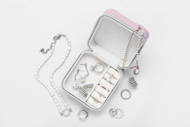 Beyaz arka planda şık mücevherleri olan organizatör