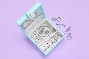 Leylak arkaplanlı şık mücevherlere sahip bir organizatör