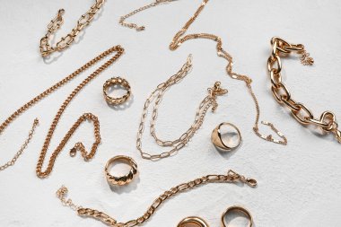 Beyaz desenli arka planda güzel altın mücevherler