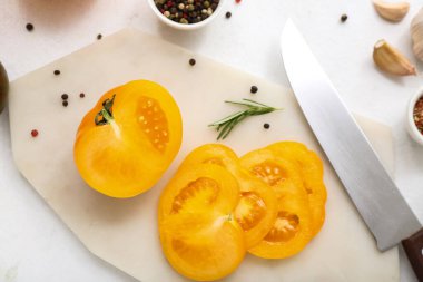 Beyaz arka planda taze domatesli ve biberli pano.