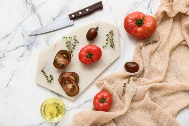 Beyaz arka planda taze domatesli tahta