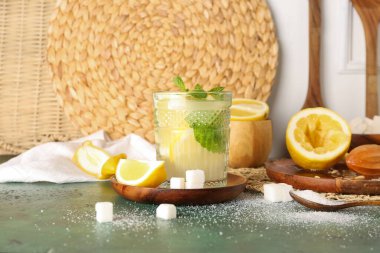 Yeşil masada taze limonata.