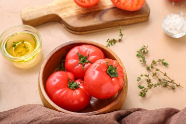 Bej arka planda taze domatesli kase ve yemek.