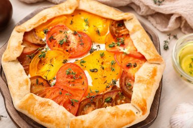 Beyaz ahşap arka planda leziz domates galetesi olan tahta.