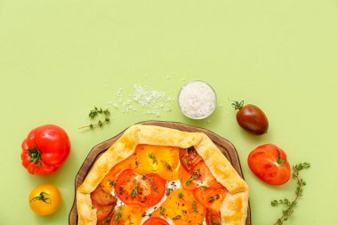 Yeşil arka planda leziz domates galetesi olan tahta